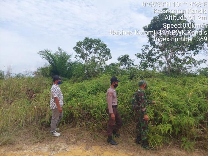 Pantau Karlahut, Anggota Koramil 11 Kandis Serda Korenus Giat Lakukan Patroli