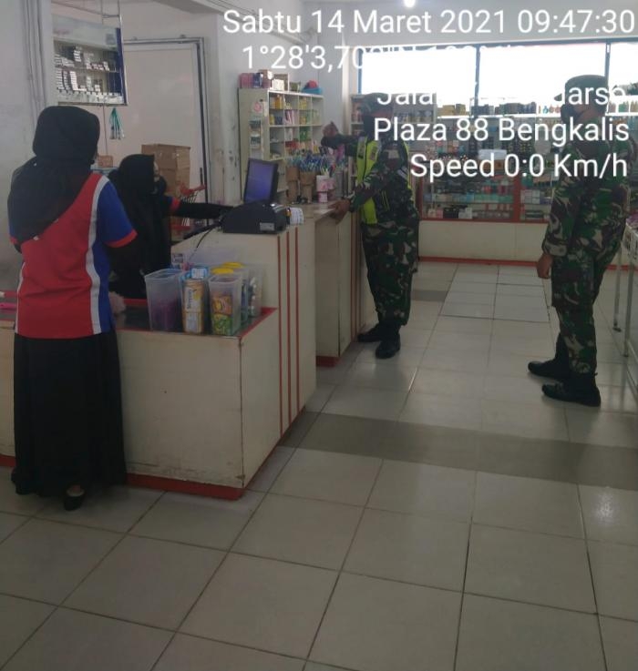 Anggota Koramil 01 Bengkalis Gelar Operasi Prokes di Plaza 88