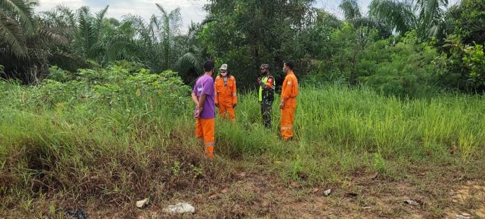 Cegah Kebakaran, Babinsa Desa Minas Jaya Lakukan Pemantauan Di Perkebunan Warga