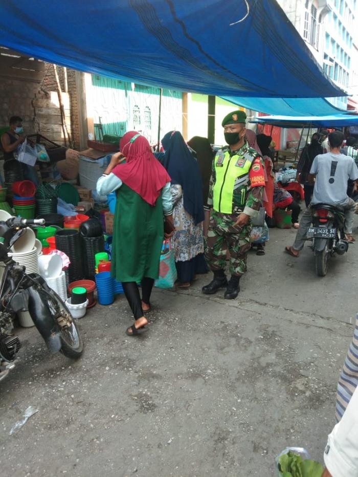 Antisipasi Kerumunan, Personil Koramil 06 Sungai Apit Gelar Patroli Prokes di Pasar Bunsur