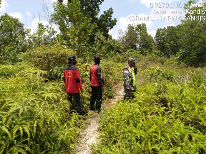 Pantau Karlahut, Anggota Koramil 11 Kandis Serda Sutikno Giat Lakukan Patroli