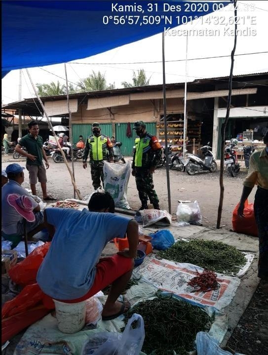 Anggota Danramil 11/Pwk Kandis gelar patroli gakplin protokol kesehatan