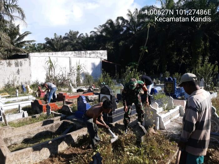 Memasuki Bulan Ramadhan, Personil Koramil 11 Gelar Gotong royong Bersama Warga