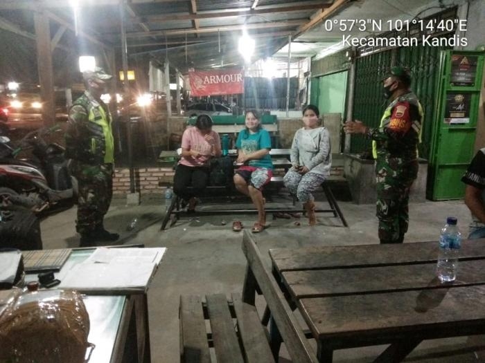 Cegah Covid 19, Serma Adi Eko S Gelar Aturan Prokes di Jalan Lintas Pekanbaru - Duri