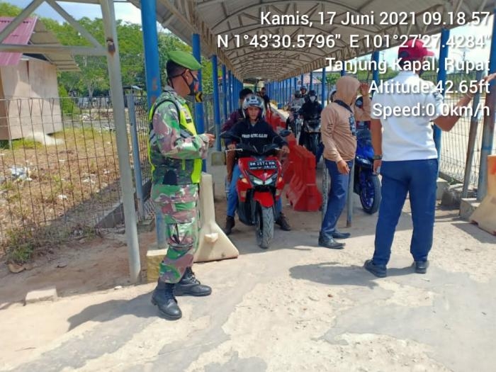Cegah Penularan Virus, Personil Koramil 05 Rupat Gelar Operasi Prokes di Pelabuhan Roro Tanjung Kapa