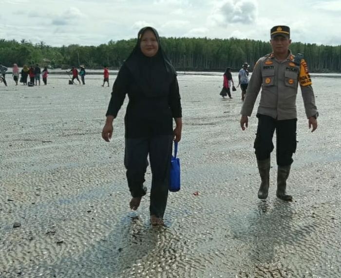 Kapolsek Bantan AKP Kasmandar Surbekti Temui Warga Yang Tinggal di Pesisir Pantai Selat Melaka 