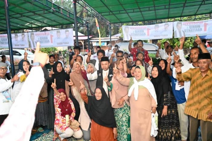 Diguyur Hujan Lebat, Warga Tetap Antusias Ikut Kampanye Cagubri Abdul Wahid 