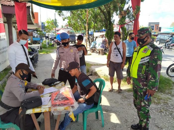 Anggota Danramil 09/Minas Kembali Mengelar Operasi Bantuan Kemanusiaan covid - 19