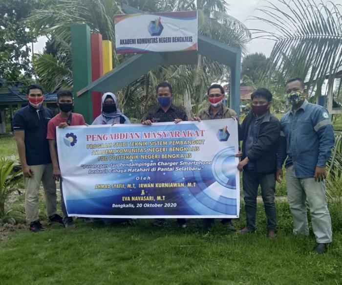 Pantai Selat Baru Tersedia Smart Phone Charging Cabin Tenaga Surya Buatan Dosen AKN Bengkalis