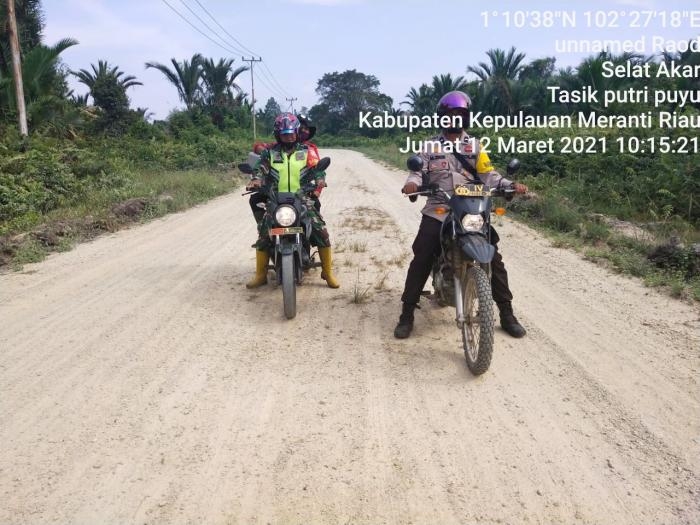 Cegah Kebakaran, Babinsa Desa Selat Akar Gelar Patroli Karlahut Bersama Warga