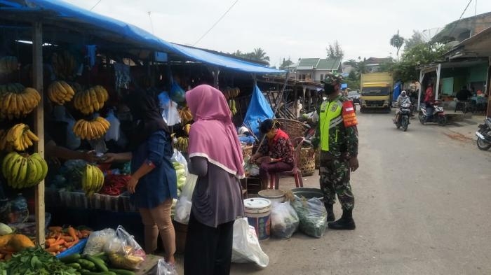 Antisipasi Virus Corona, Serda Happy Setiawan Gelar Operasi Yustisi di Pasar Tradisional