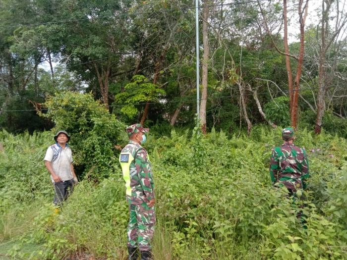 Pantau Titik Api, Babinsa Desa Air Putih Giat Lakukan Patroli Karlahut Bersama Warga