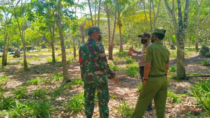 Pantau Titik Api, Babinsa Desa Muntai Barat Gelar Patroli Karlahut Bersama Warga