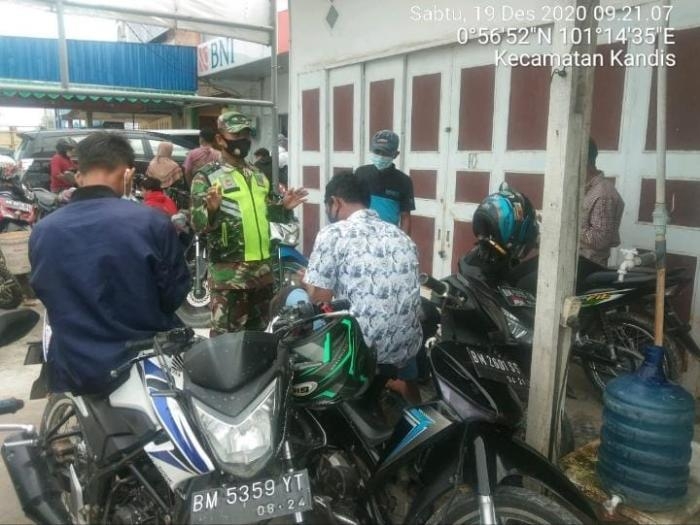Anggota Danramil 11/Pwk Kandis Gelar Patroli Gakplin Protokol Kesehatan