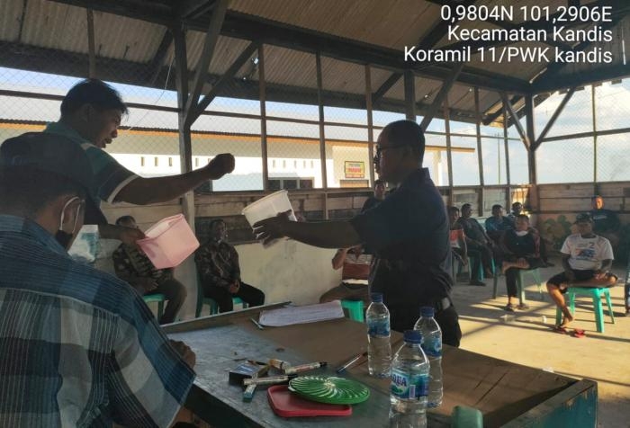 Jaga Keamanan, Babinsa Koramil 11 Kandis Kampung Jambai Kandis Hadiri Pemilihan Ketua RT dan RK