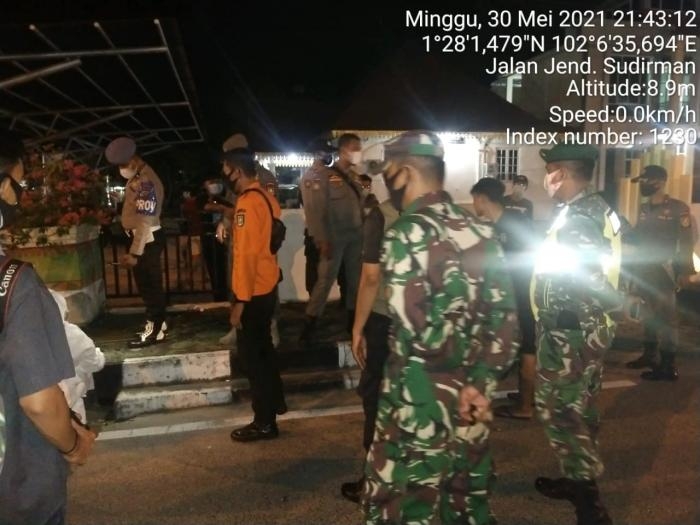 Cegah Penyebaran Covid 19, Personil Koramil 01 Bengkalis Gelar Operasi Yustisi