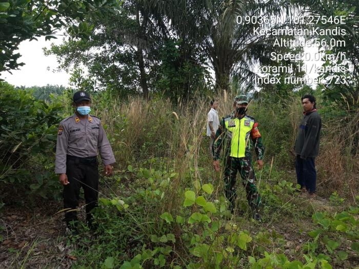 Pantau Karlahut, Anggota Koramil 11 Kandis Kopda Ketut B Gelar Patroli di Kampung Kandis