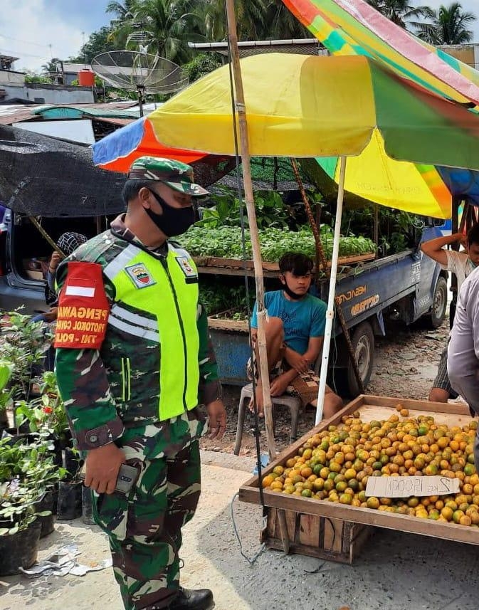 Cegah Penularan Virus, Sertu Susiawan Maksimalkan Prokes di Pasar Tradisional Minas