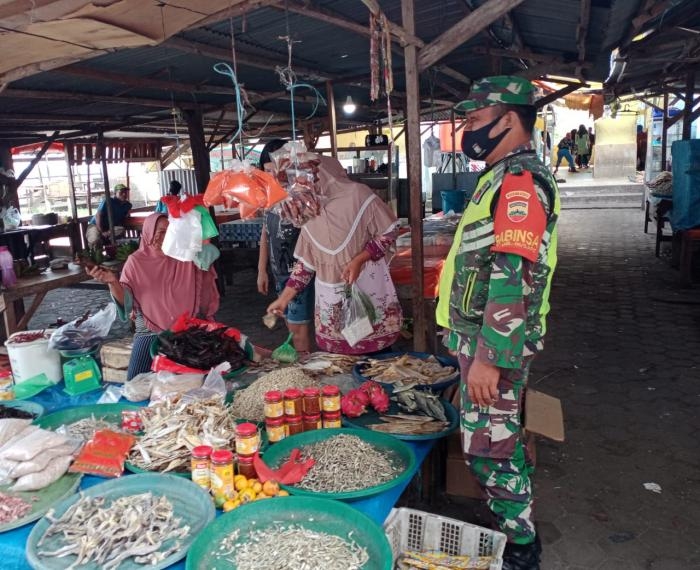 Terapkan Protokol Kesehatan Di Pasar Sungai Apit, Ini Kata Babinsa Kepada Warga 