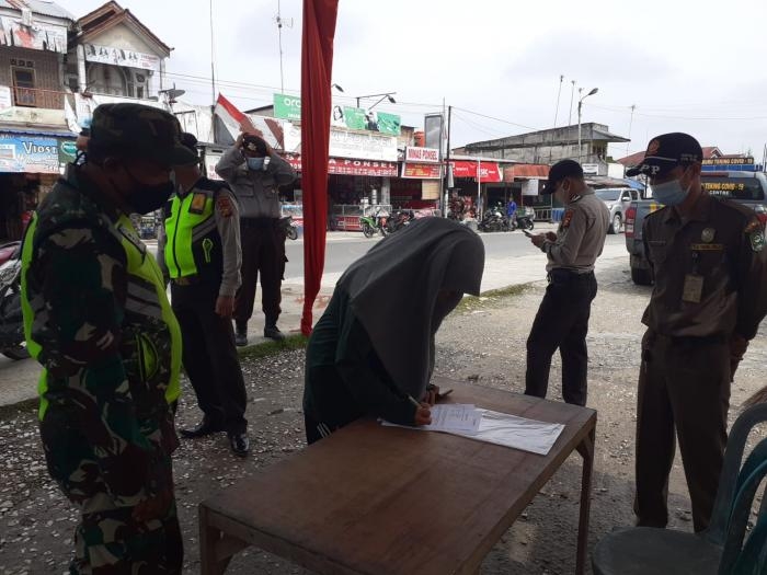 Serma Benriyadi Kembali Terapkan Aturan Prokes Dalam Operasi Yustisi di Kelurahan Minas Jaya