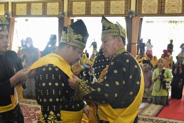Bupati Bengkalis Amril Mukminin dan Isteri Menerima Gelar Kehormatan Dari LAMR  Bengkalis