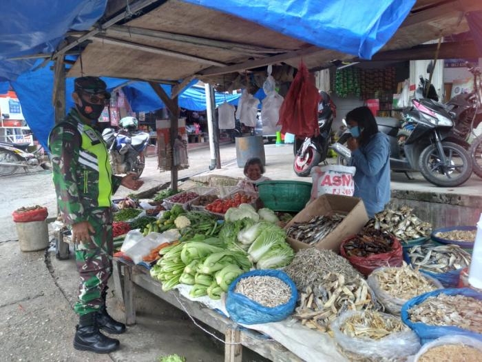 Cegah Penularan Covid 19, Serda Andi Tanjung Giat Lakukan Operasi Prokes di Pasar Tradisional