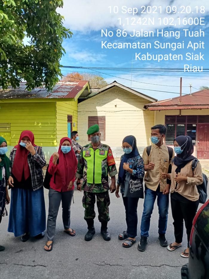 Cegah Bahaya Covid 19, Sertu Velki Giat Lakukan Prokes di Jalan Hang Tuah Sungai Apit