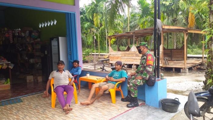 Putus Covid 19, Babinsa Koramil 07/Bukit Batu Serda M Rambe Gelar Prokes di Muara Dua