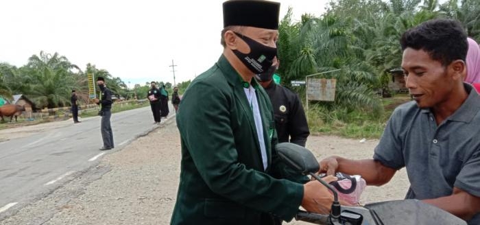 Dalam Rangka Pencegahan Covid-19, Anggota DPRD Bengkalis Bagikan Masker Kepada Masyarakat