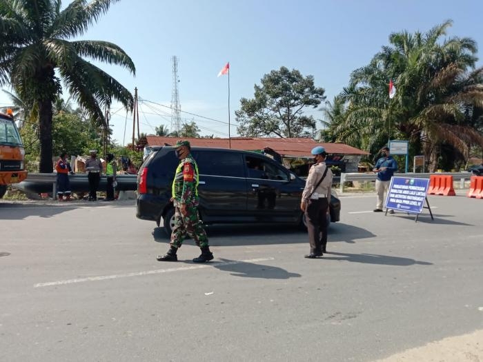 Terapkan Aturan Prokes, Serda Sugiarto Lakukan Operasi Yustisi di Kelurahan Minas
