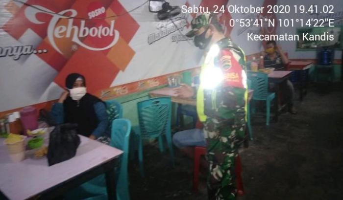 Cegah Covid - 19, Babinsa Koramil 11/Pwk Kandis gelar patroli dan sosialisasi protokol kesehatan.