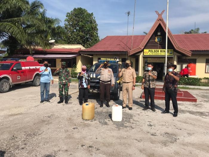 Cegah Penularan Covid, Personil Koramil 09 Minas Bersama Tim Gabungan Gelar Penyemprotan