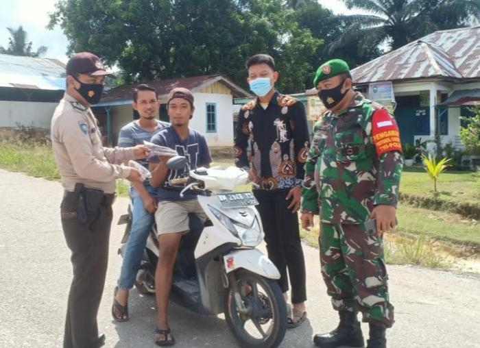 Babinsa Koramil 03 Siak Bersama Bhabinkamtibmas Gelar Sosialisasi Protokol Kesehatan Di Kampung Buan