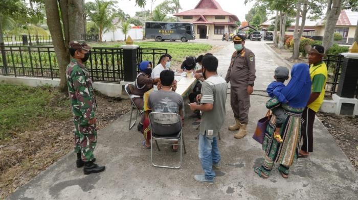 Antisipasi Penularan Covid 19, Babinsa Desa Bunga Raya Serka Adam Giat Lakukan Operasi Prokes