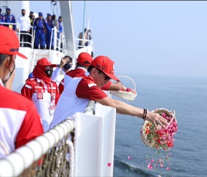 Kenang Jasa Pahlawan, Menkumham Dan Seluruh Jajaran Tabur Bunga Di Teluk Jakarta