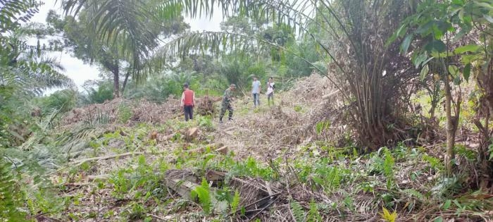 Antisipasi Titik Api, Anggota Koramil 09 Minas Giat Lakukan Patroli Karlahut Bersama Warga