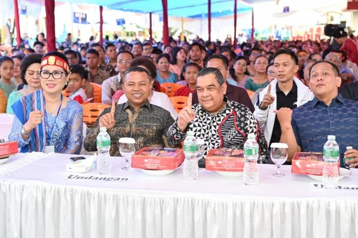 Masyarakat Batak HKBP Sukajadi Dukung  Abdul Wahid Dengan Simbol Ulos