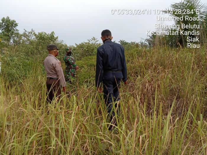 Pantau Karlahut, Anggota Koramil 11 Kandis Serda Julia Darma Kembali Lakukan Patroli 
