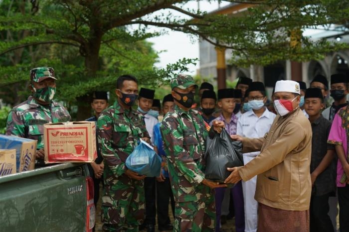 Personil Koramil 11 Kandis Bagi Takjil Kepada Santri