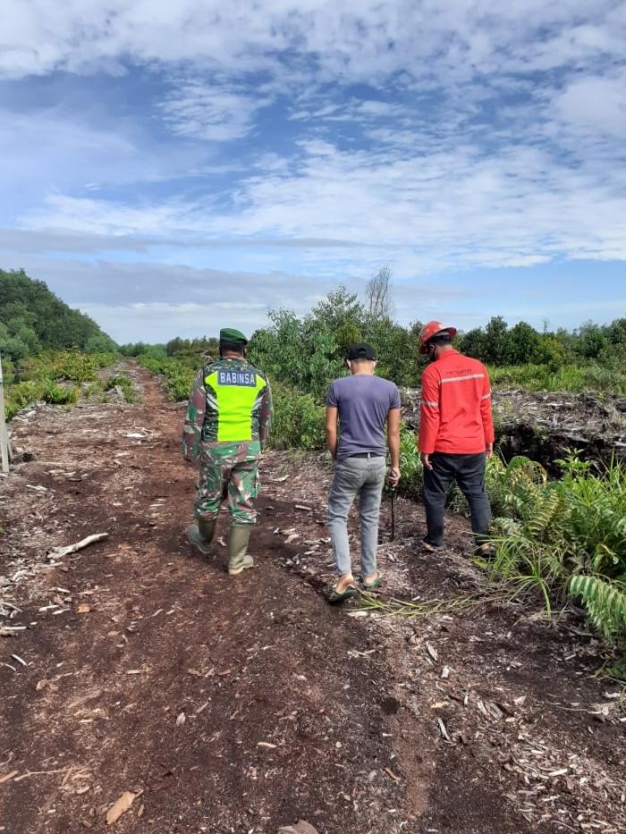 Antisipasi Kebakaran, Babinsa Kampung Lubuk Jering Gelar Patroli Karlahut