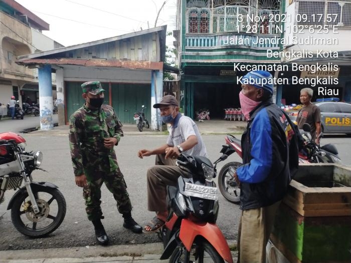 Cegah Virus Corona, Serda Rustam Kembali Gelar Komunikasi Sosial Di Pasar Bengkalis