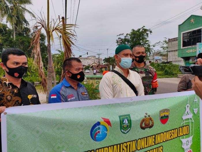Personil Koramil 01 Bengkalis Bersama Tim Bagikan Menu Berbuka Dan Masker Kepada Warga