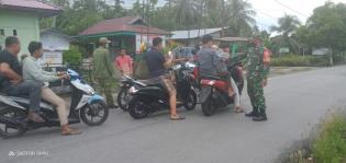 Cegah Penularan Covid 19, Babinsa Koramil 01 Bengkalis Gelar Operasi Prokes Bersama Tim PPKM