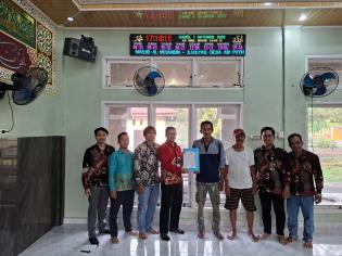 Polbeng Pasang Jam Digital Waktu Salat Berbasis Running Text di Masjid Almujahidin Desa Air Putih