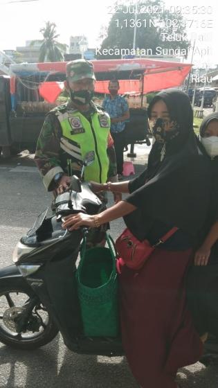 Personil Koramil 06 Sungai Apit Kembali Lakukan Prokes di Pasar Teluk Batil