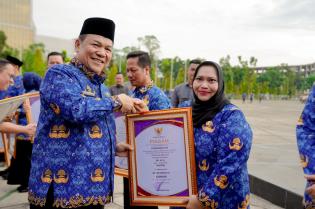 Bupati Bengkalis Kasmarni Raih Dua Penghargaan Dihari Kesehatan Nasional 2025