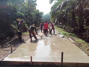Bersama Warga Desa Temiang Satgas TMMD Buat Jalan