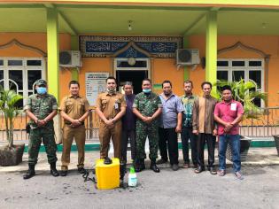 Lakukan Pencegahan Covid - 19 Lurah Rimbas Lakukan Penyemprotan Disinfektan Pada  Rumah Ibadah