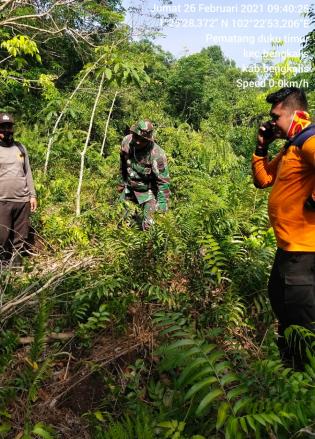 Antisipasi Kebakaran Hutan, Babinsa Desa Pematang Duku Gelar Patroli Karlahut