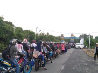 Antrian Kendaraan Mengular Panjang Di Pelabuhan Ro-Ro Bengkalis